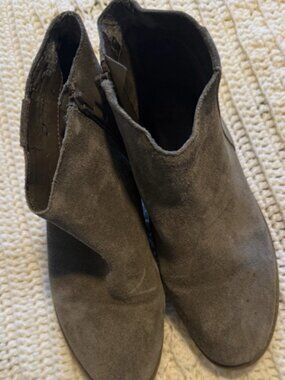 GB Girls Size 4 Gray Suede Bootie